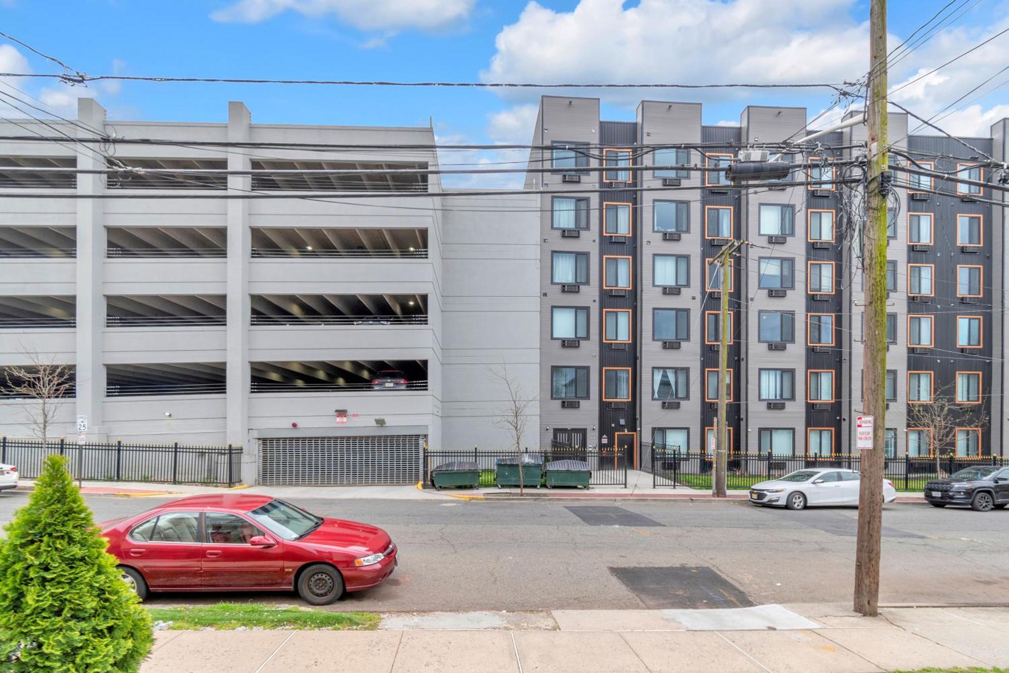 Royal Oasis Indoor Pool, Free Parking, Near Nyc Appartement Elizabeth Buitenkant foto
