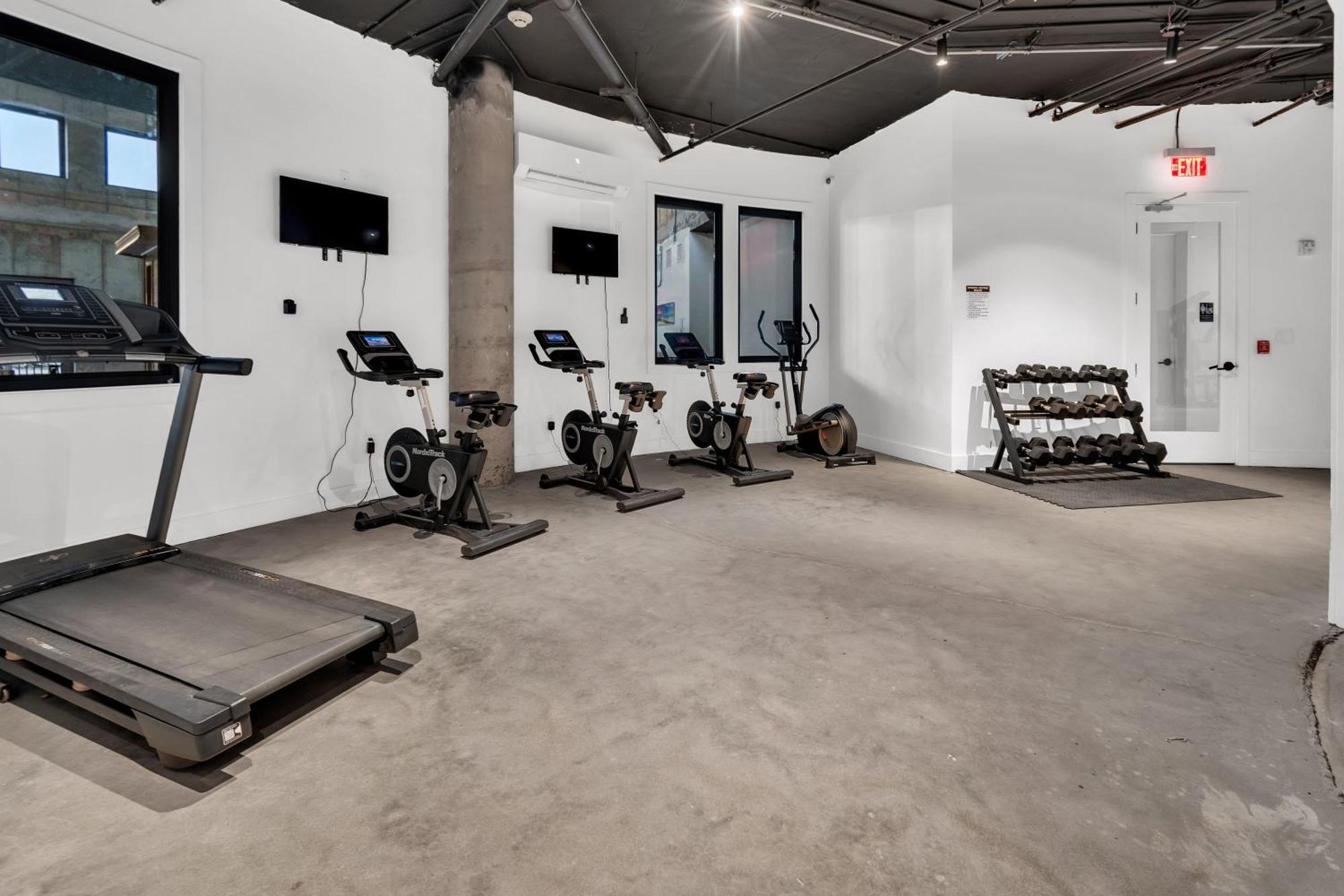 Royal Oasis Indoor Pool, Free Parking, Near Nyc Appartement Elizabeth Buitenkant foto